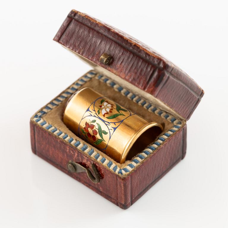 Thimble 18K gold with carnelian and enamel decoration.