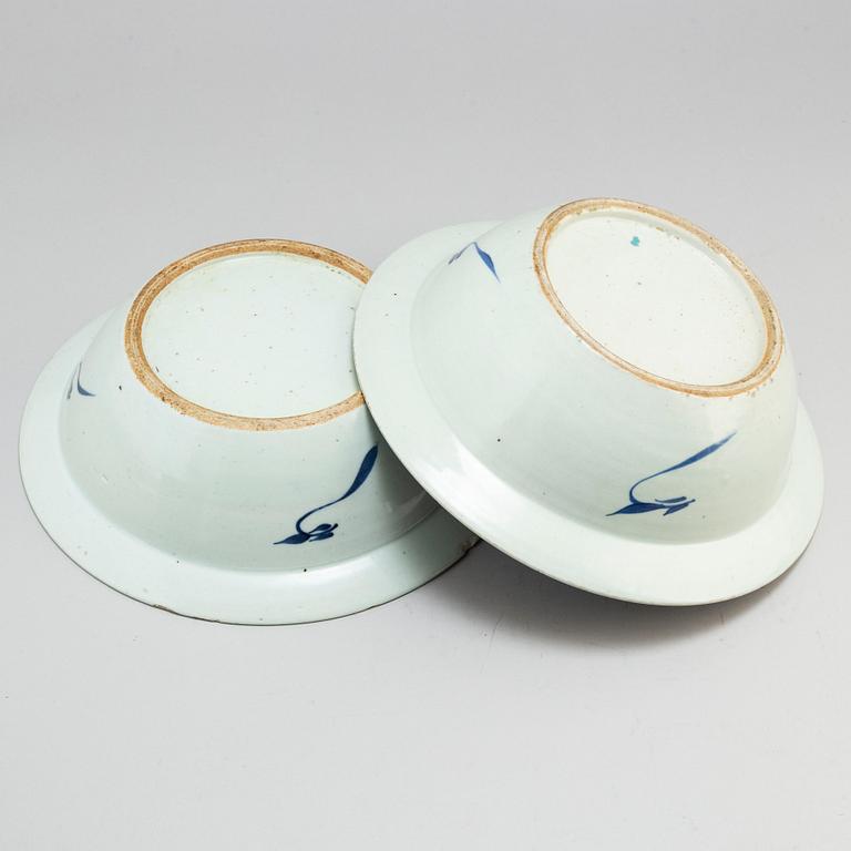 Two blue and white wash basins and three bowls, Qing dynasty.