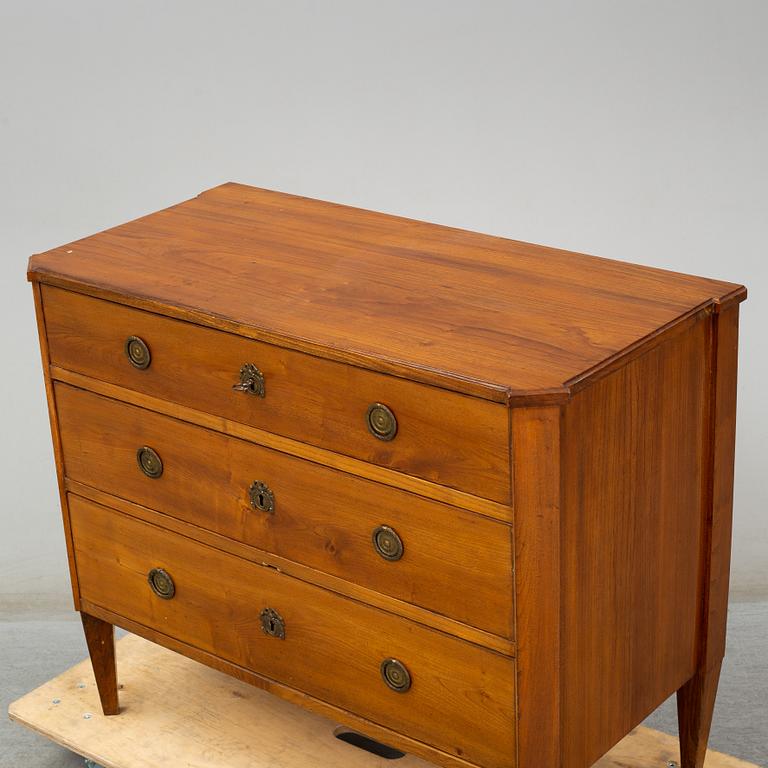 A late Gustavian chest of drawers.