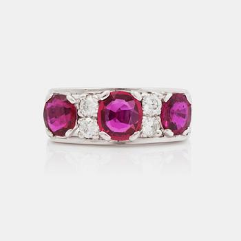 633. A ruby and diamond ring. Total carat weight of diamonds circa 0.60 ct.