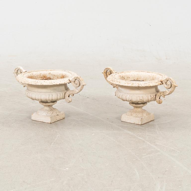Garden urns, a pair of cast iron from the first half of the 20th century.