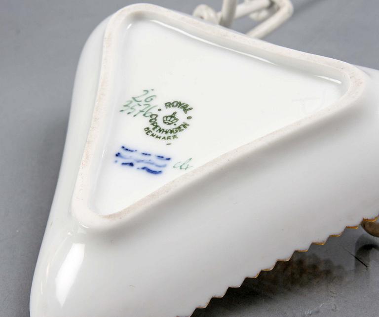 LOCKASK PÅ FAT, porslin. Royal Copenhagen "Flora Danica".