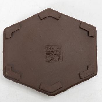 Fyra koppar med fat, yixing, Kina, 1900-talets senare del.