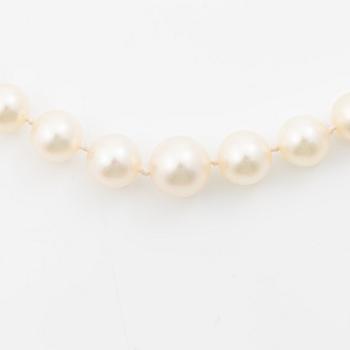 Necklace, with graduated cultured pearls, clasp in 9K gold with English hallmarks from Birmingham, set with a ruby.