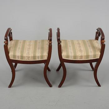 TABURETTER, ett par, den ena märkt Iv. vo, Karl-Johan, 1800-tal.
