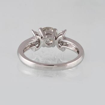 RING, 18K vitguld med briljantslipad diamant ca 1.11 ct samt 6 navetteslipade diamanter 0.26 ct. Vikt 4,2 gram.