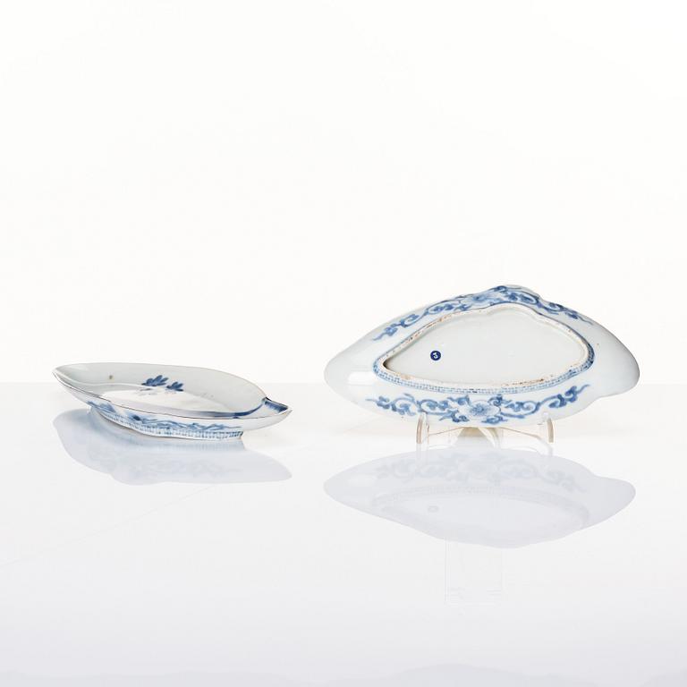 A set of eight blue and white Japanese dishes, Edo period, 18th century.