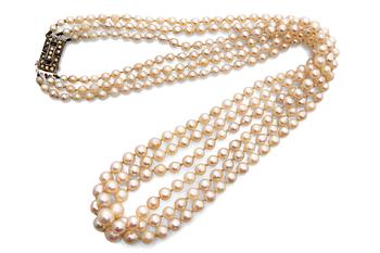 219. A PEARL COLLIER.