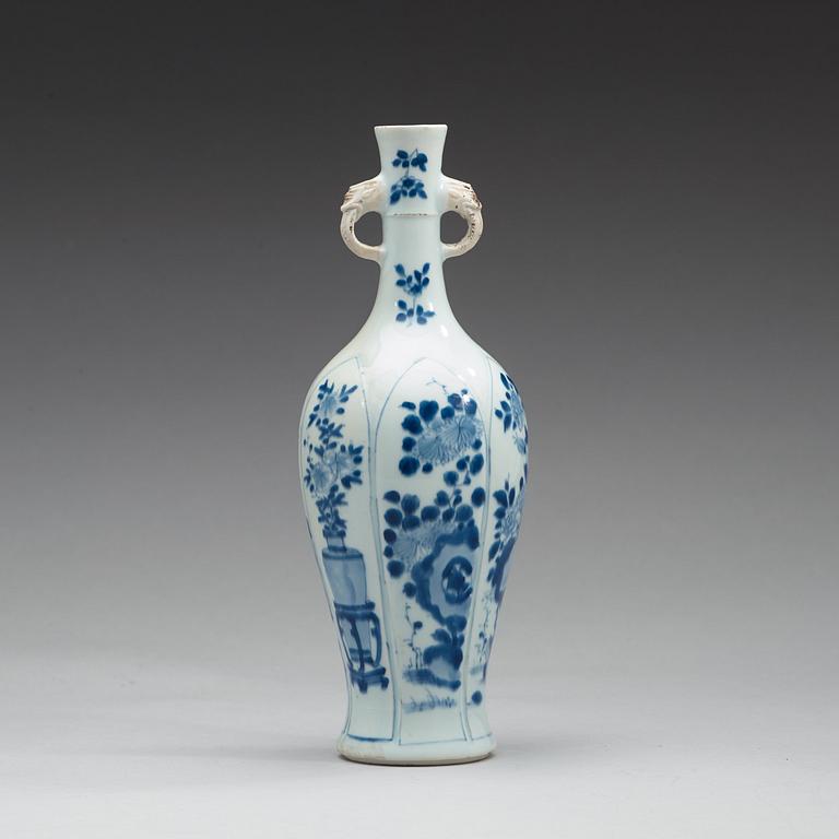 VAS, porslin. Qingdynastin, Kangxi (1662-1722).