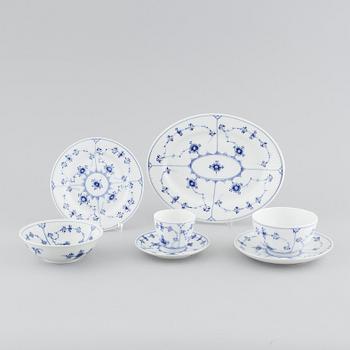 43 pieces of porcelain tableware from Royal Copenhagen, model "Musselmalet", 20th century.