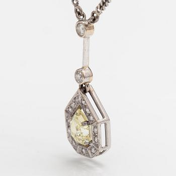 A 14K and 18K white gold necklace with a empress-cut diamond ca 1.24 ct and brilliant-cut diamonds ca 0.24 ct in total.