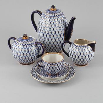 KAFFESERVIS, 26 delar, porslin, "Cobalt Net" Lomonosov, Made in USSR, 1900-talets andra hälft.