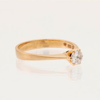 Ring in 18K gold with a round brilliant-cut diamond, Ba Konstgjuteri Södertälje 1989.