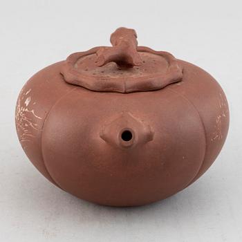 A Chinese yixing teapot with cover, 20th century.