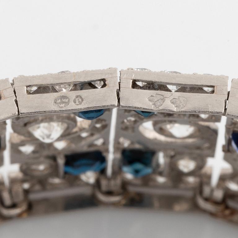 Armband platina med gammalslipade diamanter och trappslipade safirer.