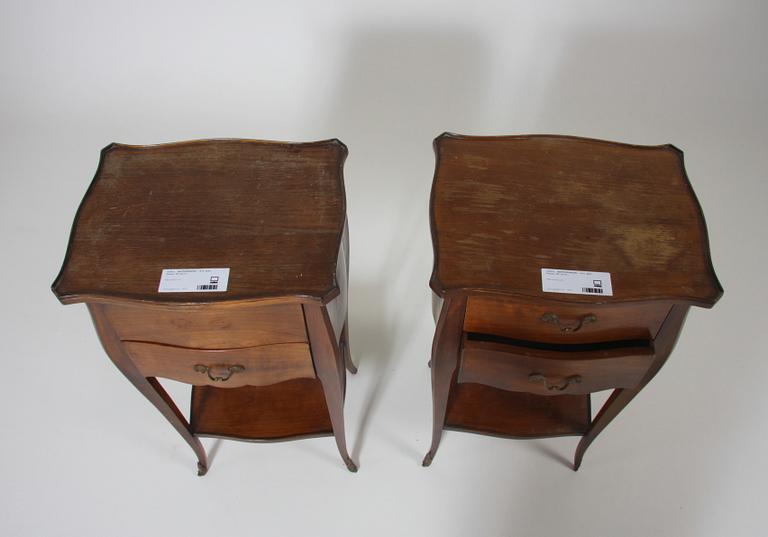 NATTDUKSBORD, ett par, Louis XV-stil.