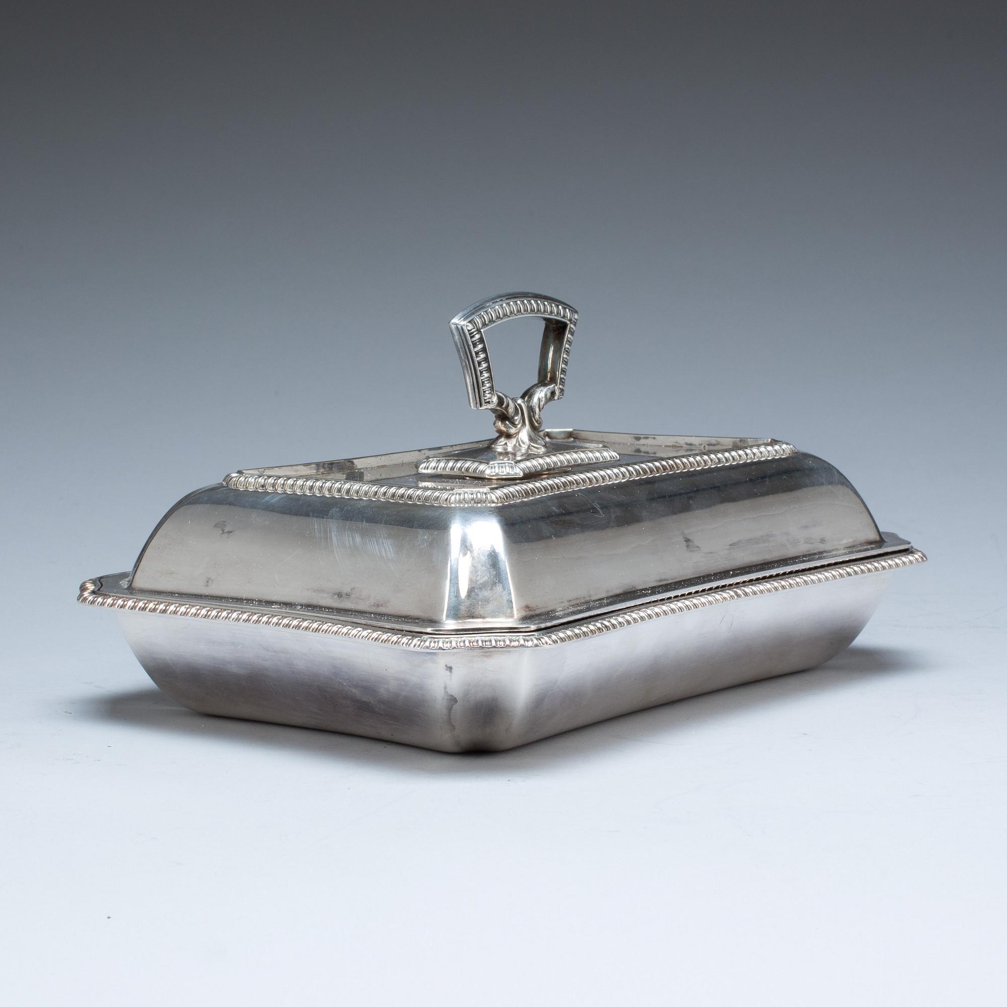 UPPLÄGGNINGSFAT MED LOCK, pläter, England. 1900-tal.