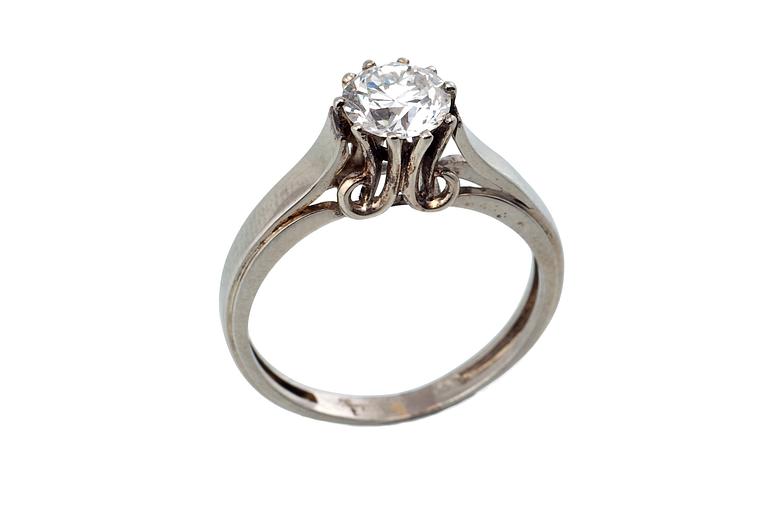 SOLITAIRE RING.