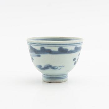 A blue and white dish and cup, Ming dynasty.