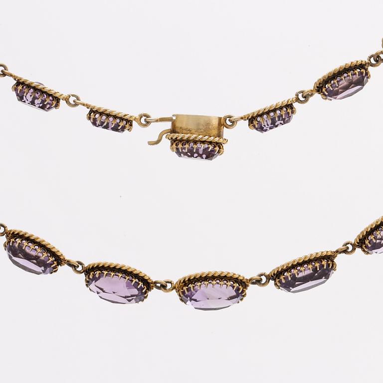 GARNITYR, förgyllt silver med ametister o orientalpärlor, collier, armband och brosch.