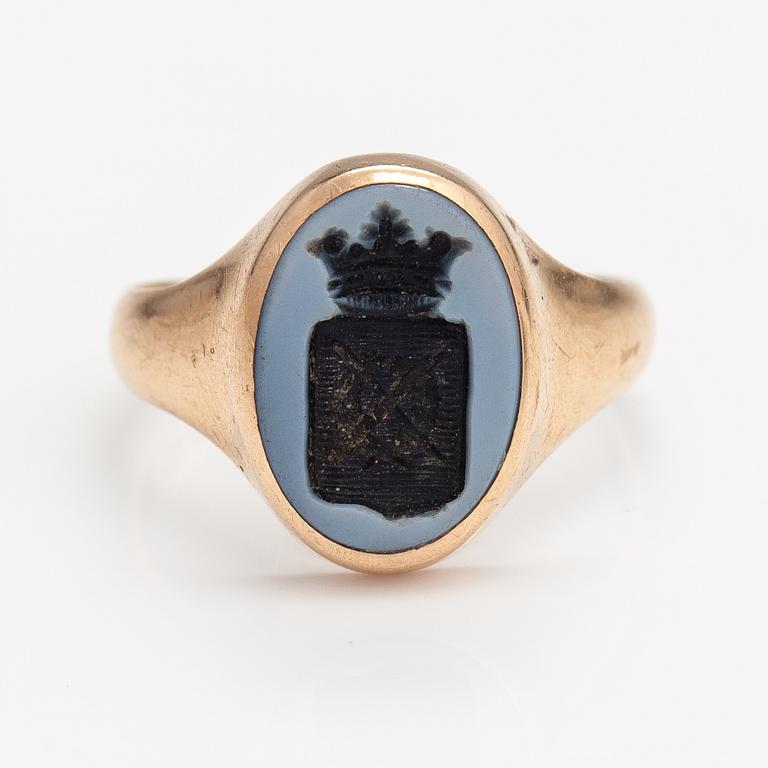 Vaakunasormus, Aatelisuku Rein, 14K kultaa, sardonyx. Kulta-Hamara, Helsinki 1956.