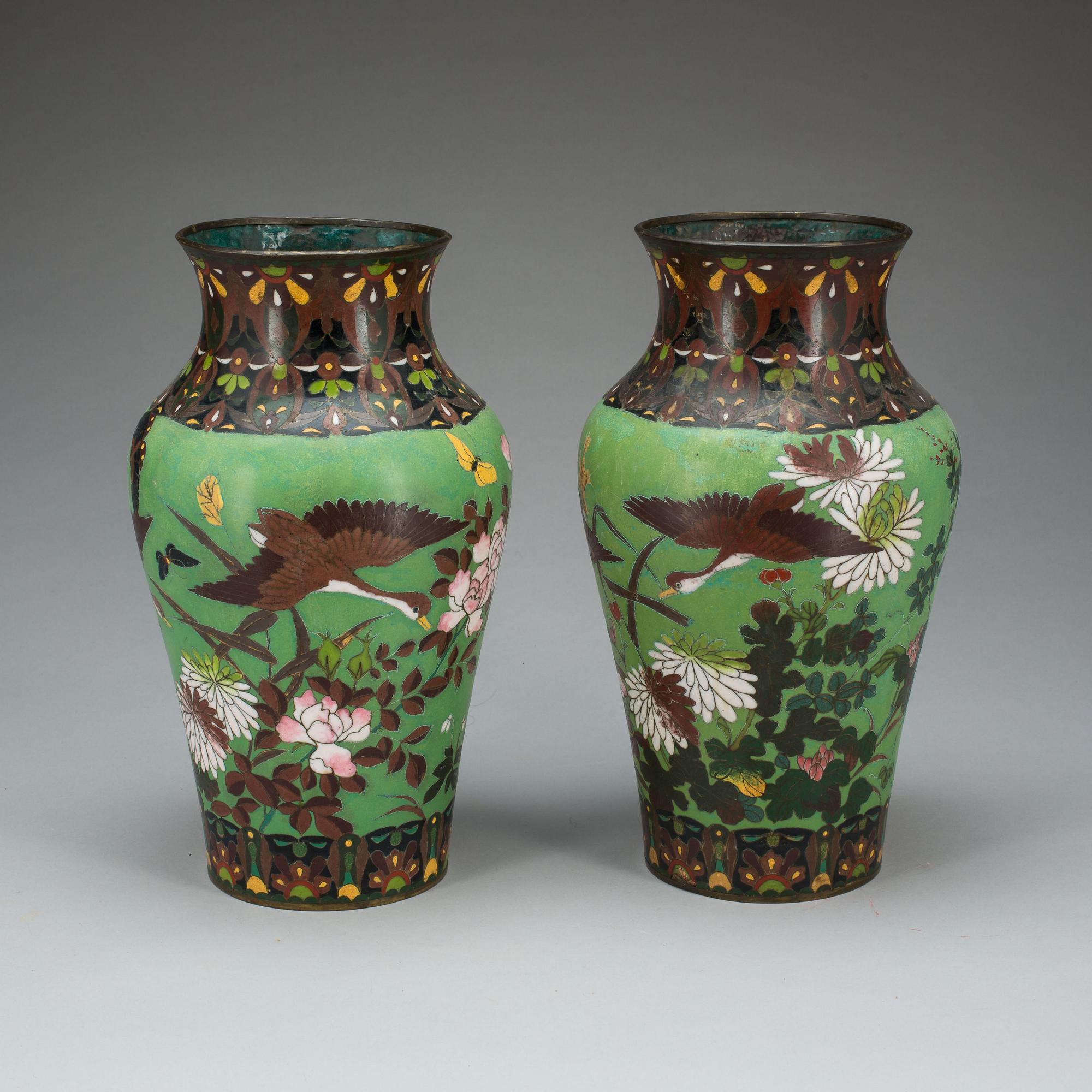 URNOR, ett par, koppar och emalj, Kina, 1800-tal.