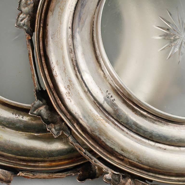 SKÅL, UPPSATSSKÅL samt COASTERS, ett par,  glas samt nysilver, 1900-talets första hälft.