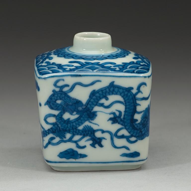 A squared blue and white dragon vase, Qing dynasty 19th century.