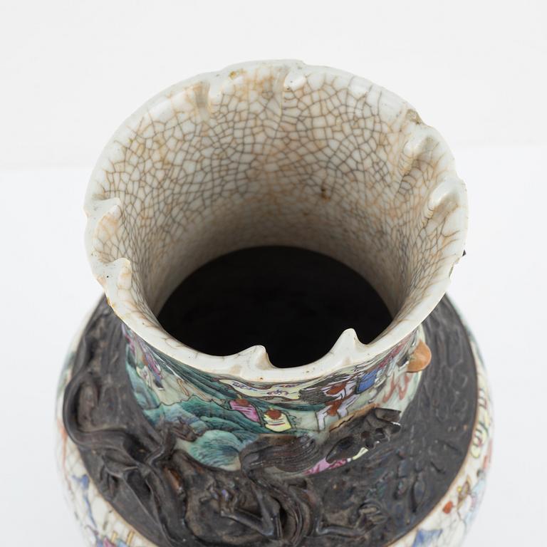 A Chinese porcelain vase and a Japanese Ming-style bowl, around the year 1900.