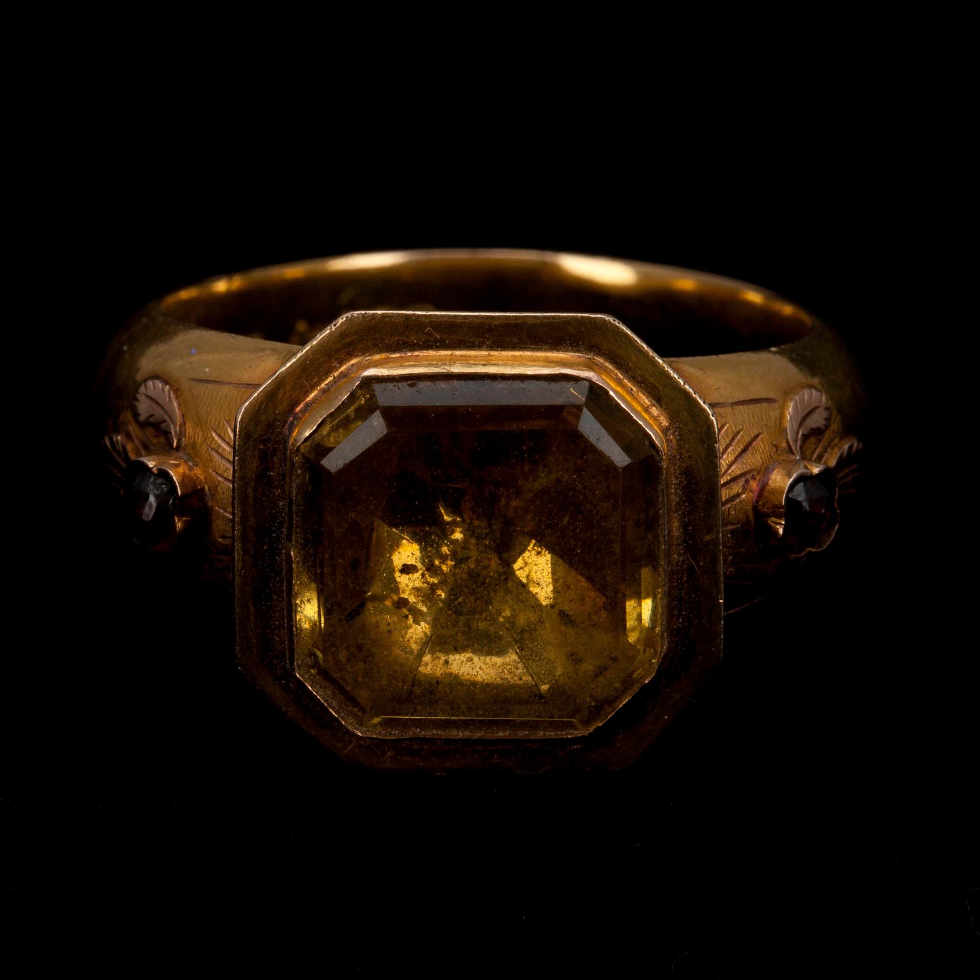 RING, 18K guld, glas, granat. G. A. Weckman Tavastehus 1863. Vikt 4,7 g.