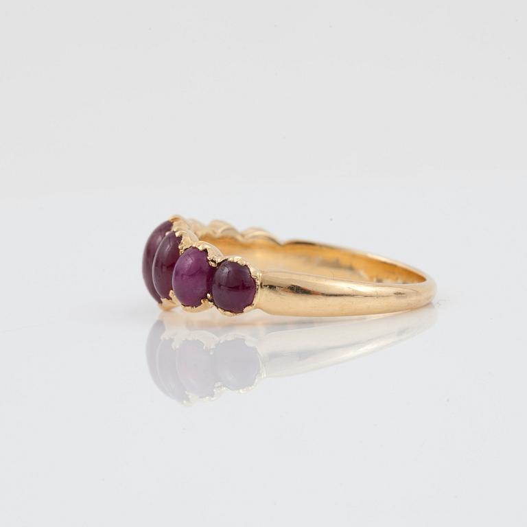 Ring med cabochonslipade rubiner.