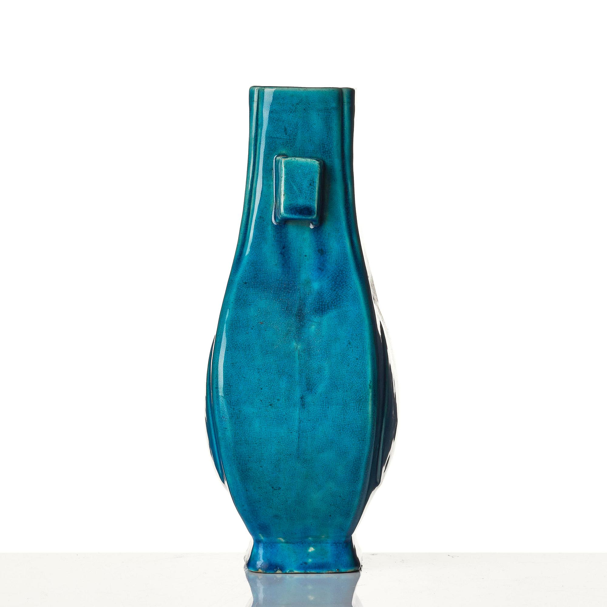 A turquoise glazed vase, Qing dynasty, Kangxi (1662-1722).