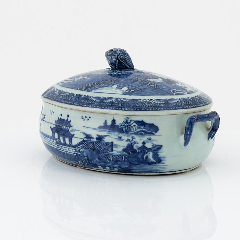 Terrin med lock, kompaniporslin, Kina, Qingdynastin, Qianlong (1736-1795).