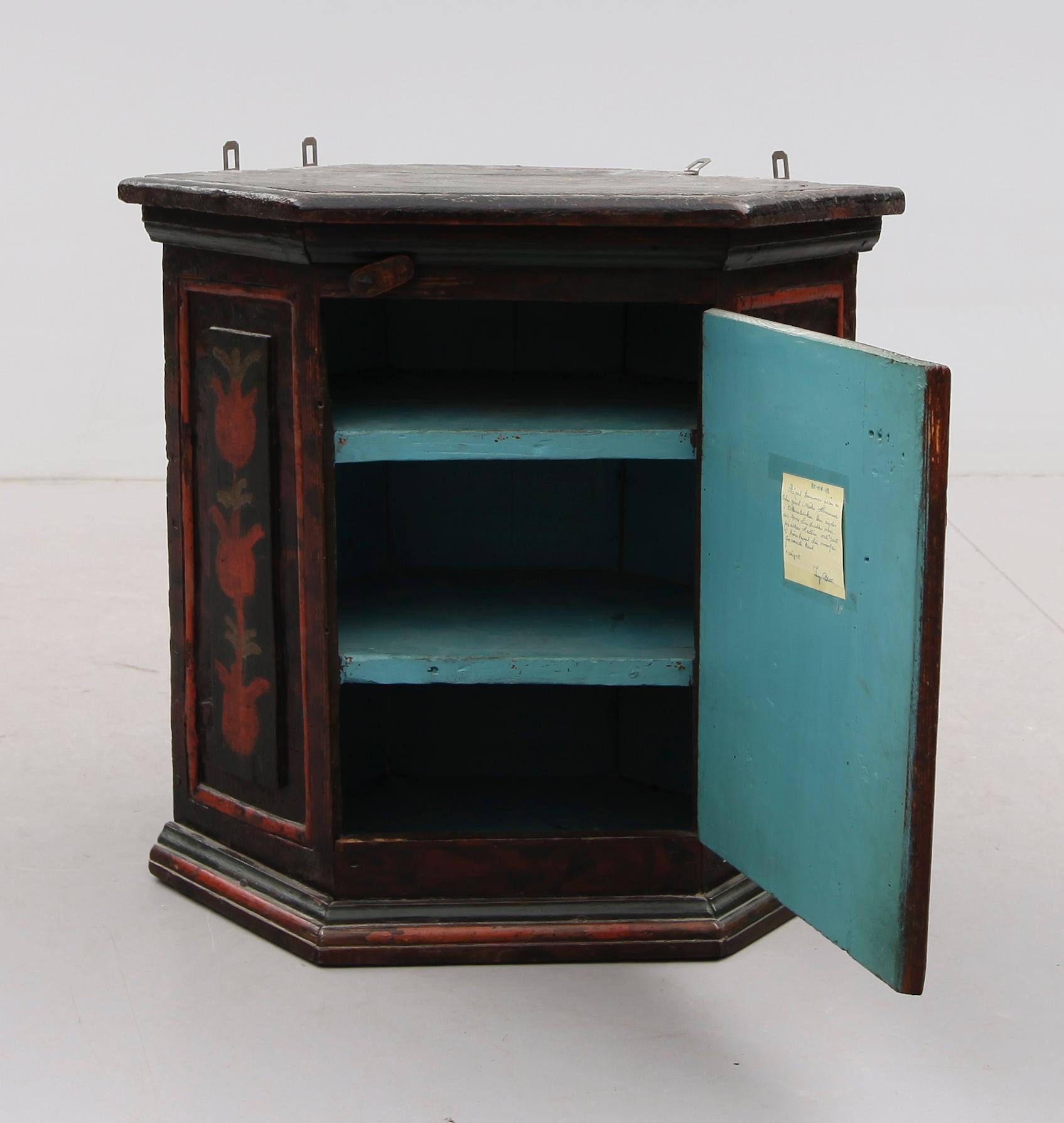 HÖRNHÄNGSKÅP, allmoge, 1700-/1800-tal.