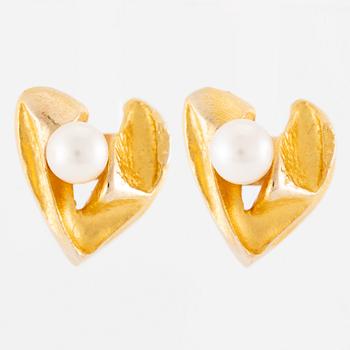 Lapponia, a pair of earrings in 14K gold with cultured pearls "Tundra Flower".