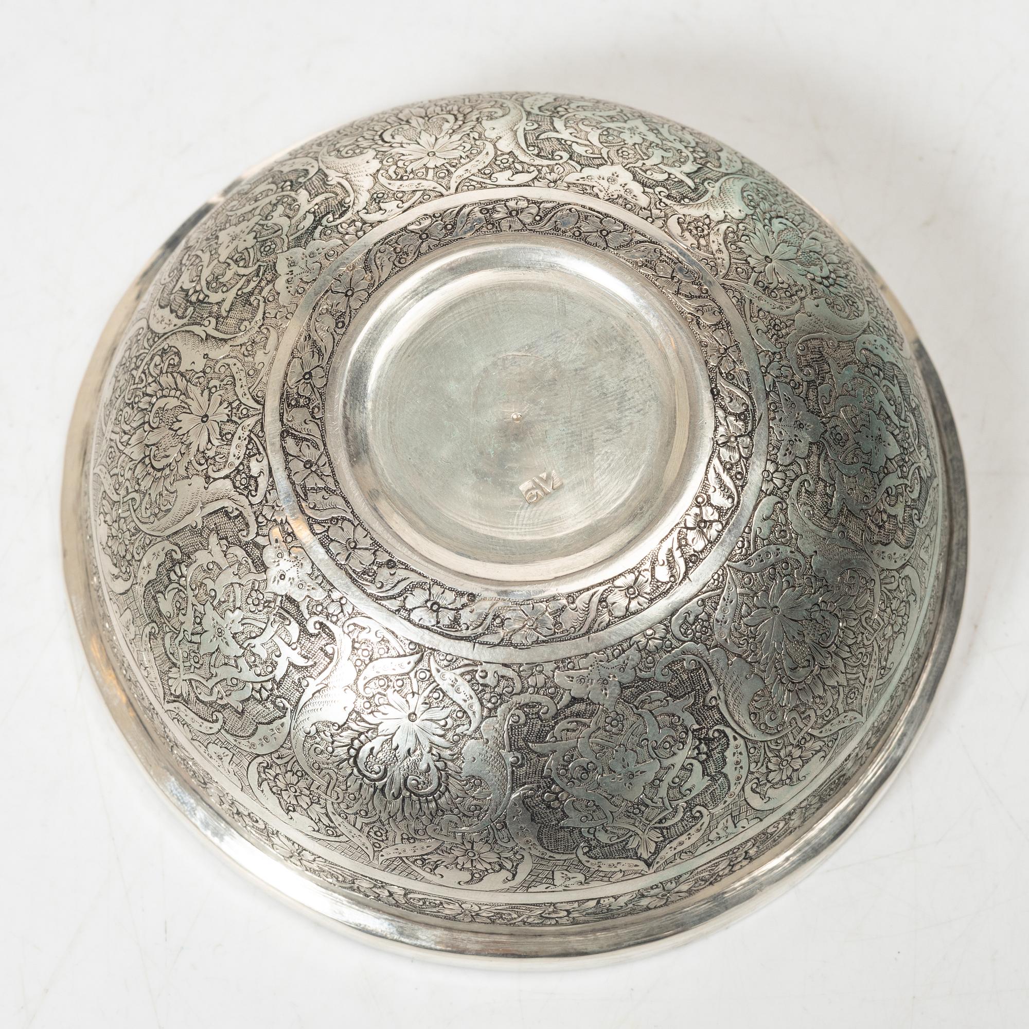 A mid 2oth century Persian silver box, mid-20th century. Total weight 189 grams.