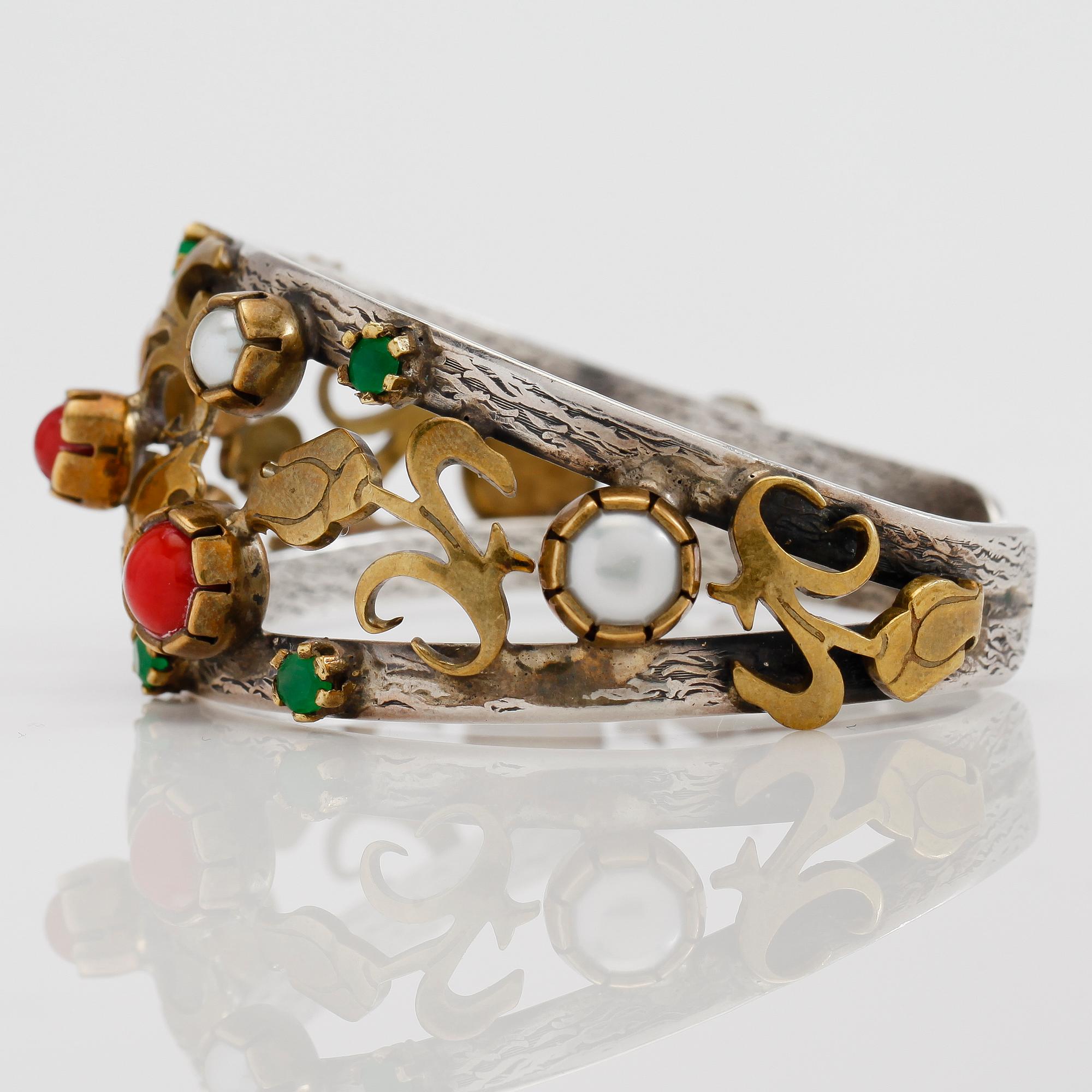 ARMBAND, sterlingsilver, pärlor samt olikfärgade stenar.