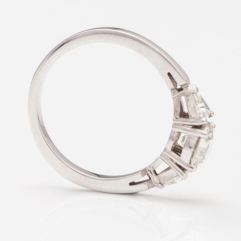 A 14K white gold ring with diamonds ca. 1.31 ct in total. AIG certificate.