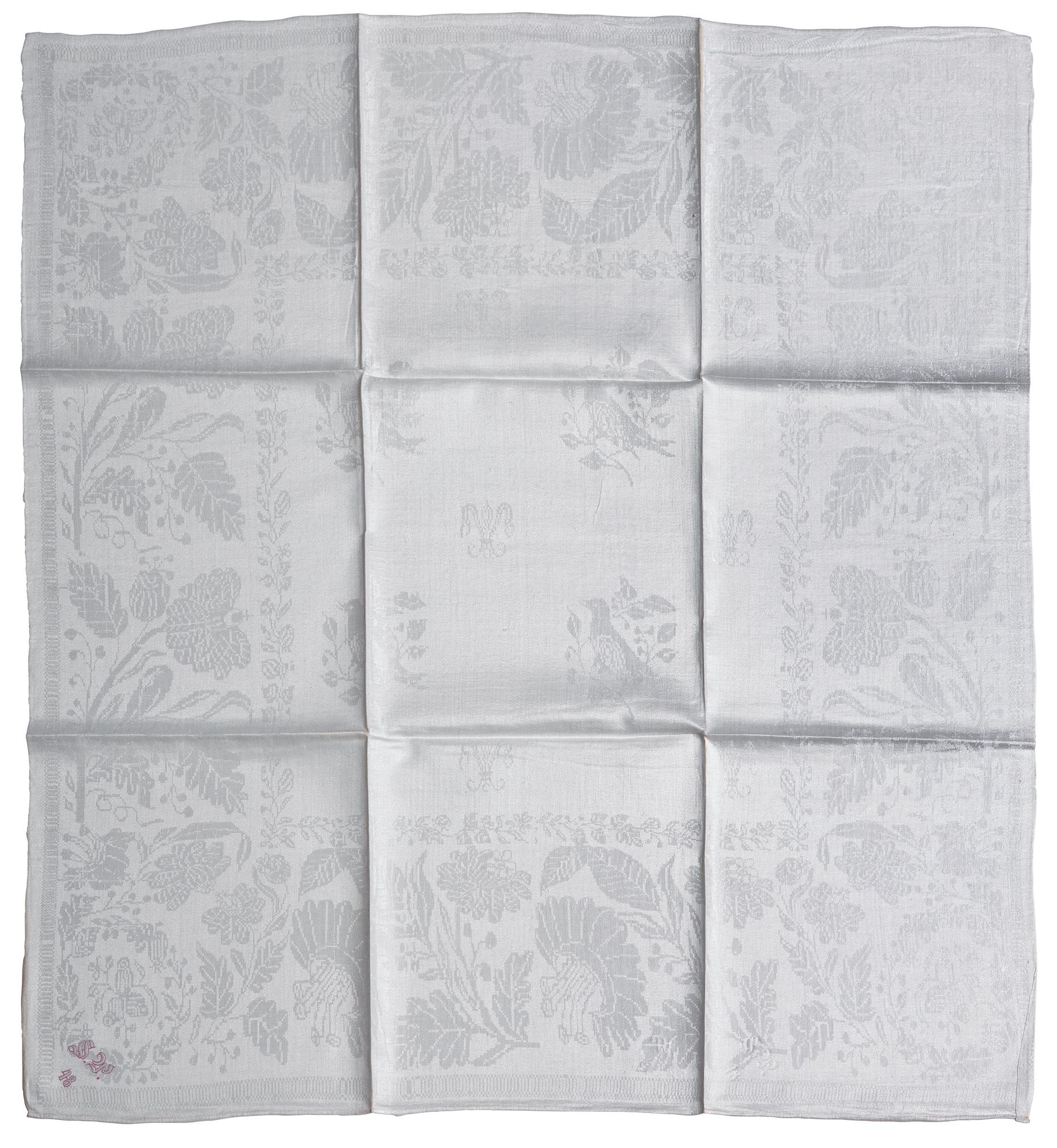 SERVETTER, 24 st. Linnedamast. Sverige 1800-talets förra hälft. Ca 86,5 x 79 cm vardera.