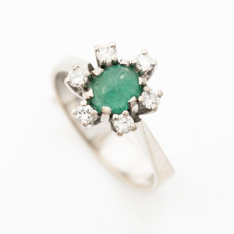 Ring 18K vitguld med en cabochonslipad smaragd och runda briljantslipade diamanter, Stockholm 1976.