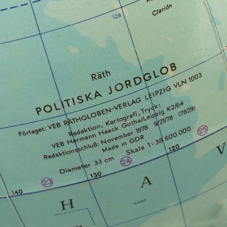 JORDGLOB, 1900-talets andra hälft, svart träfot.