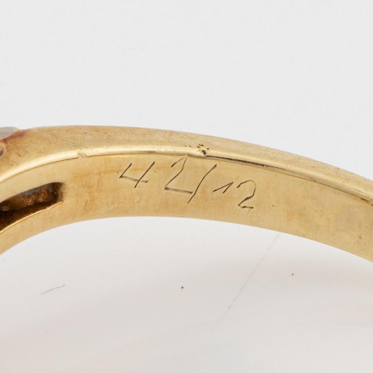 Ring 14K gold with round brilliant-cut diamonds.