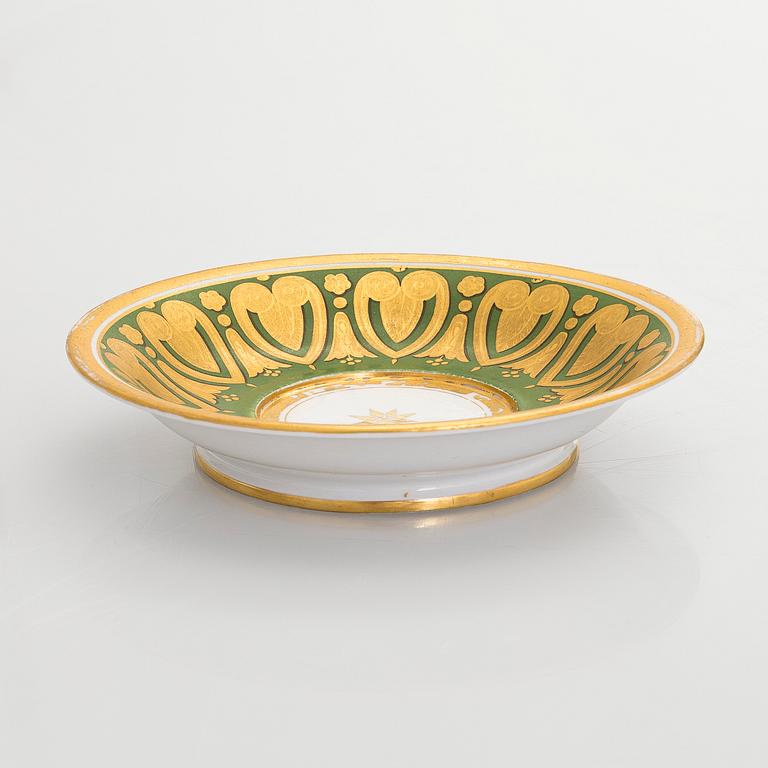 Kermakko ja aluslautanen, posliinia, mm. Gardner, Venäjä 1800-luvun alkupuoli.