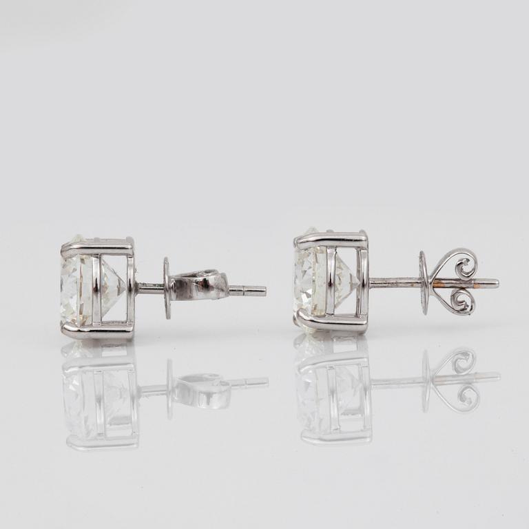 ÖRHÄNGEN med briljantslipade diamanter, 2.11 ct respektive 2.11 ct. Kvalitet G/VS2 och G/VS1, excellent cut.