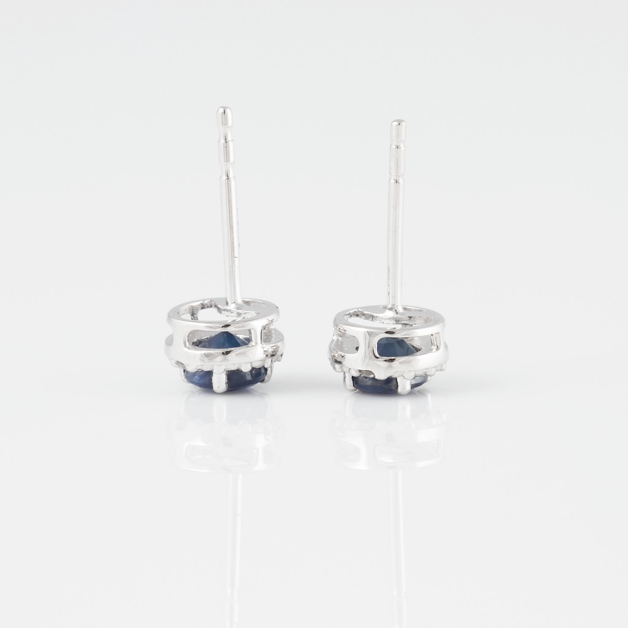 ÖRHÄNGEN, 18K vitguld med fasettslipade blå safirer och 4 små diamanter. Vikt 1,2 gram.
