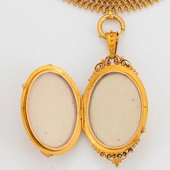 A locket with a necklace in 18K gold set with pearls.