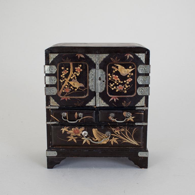 KABINETTSKÅP / SMYCKESKRIN, lack, Kina, omkring 1900.