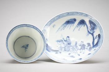 KOPP PÅ FAT, porslin. Kina, Kangxi(1662-1722).