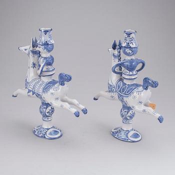 LJUSSTAKAR, ett par, fajans. Björn Wiinblad, Danmark 1989.