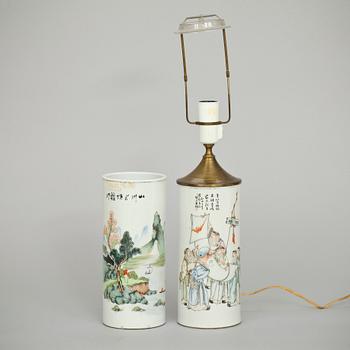 BORDSLAMPA samt PENSELVAS, porslin, Kina, 1900-talets början.